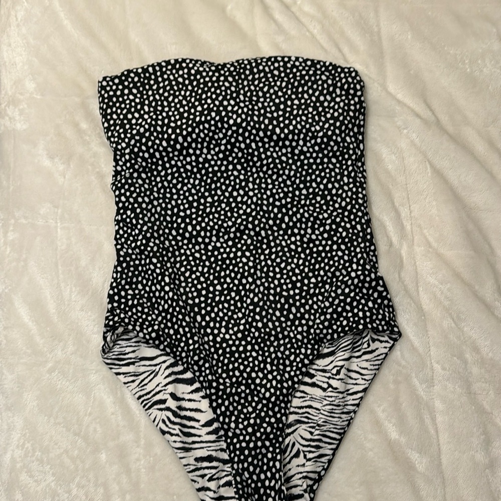 Beautiful reversal Victoria secrets one price swimsuit